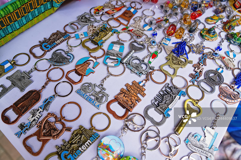 市场桌上的危地马拉纪念品钥匙扣图片素材