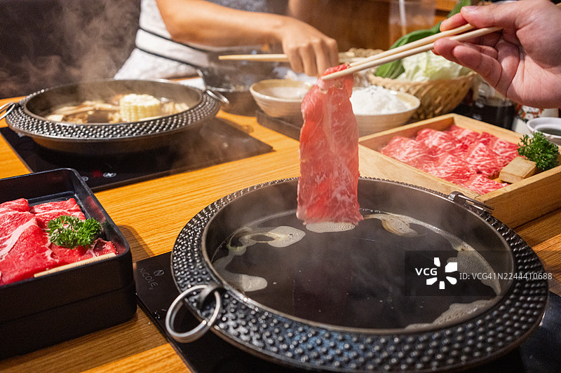 日本料理包括涮涮锅和寿喜烧。图片素材