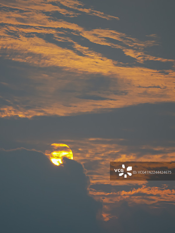 竖屏：金色时刻，太阳躲在乌云之后图片素材