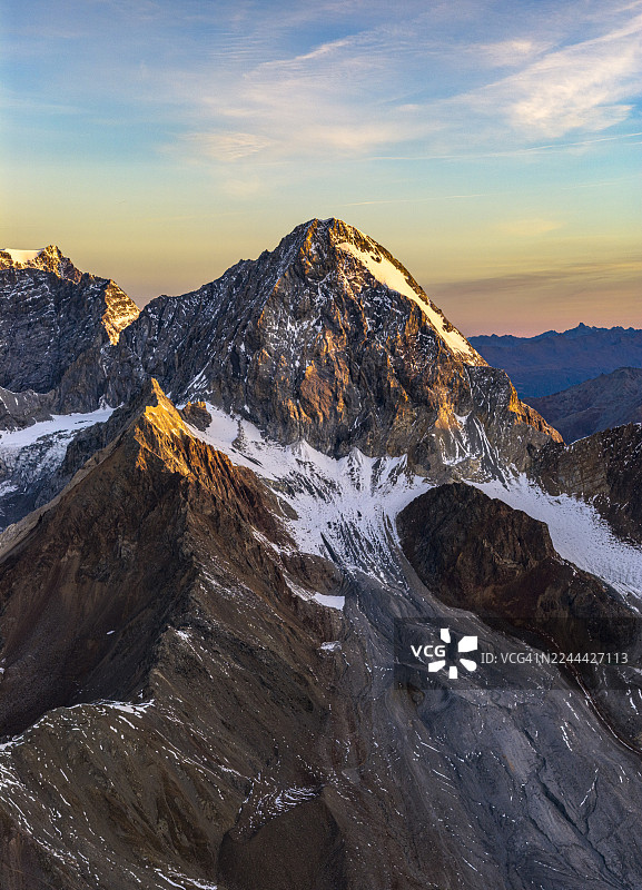 意大利瓦尔泰利纳地区日出时的山峰图片素材