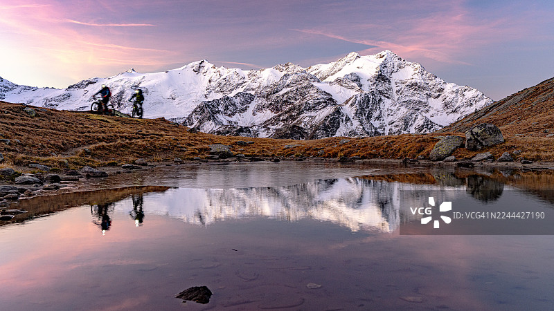黎明时分，在瓦尔泰利纳的徒步旅行者与山地自行车图片素材