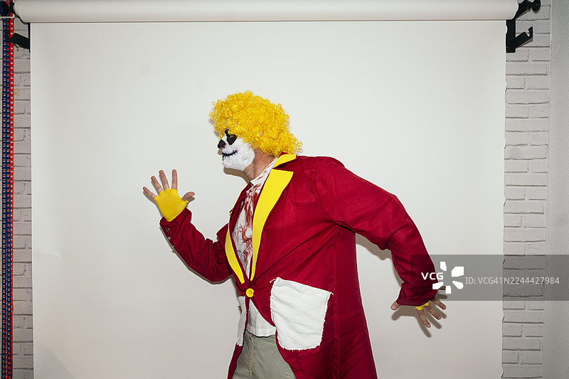 万圣节恐怖小丑，身着戏服，化着诡异妆容图片素材