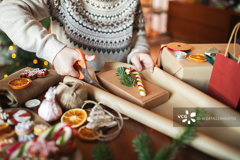 年轻女子准备圣诞礼物图片素材