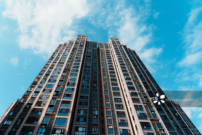 从下往上拍摄的住宅楼外部景象。图片素材