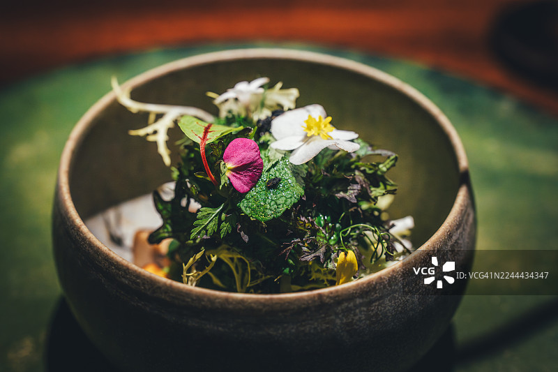 韩国首尔，陶瓷碗中艺术摆放的可食用蔬菜和鲜花图片素材