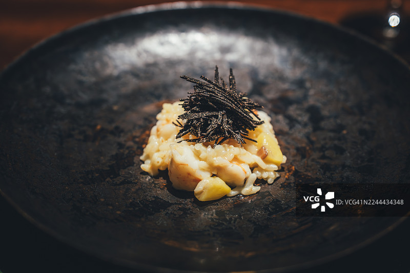 韩国首尔的松露海鲜美食烩饭图片素材