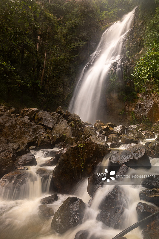 乔卢姆·普拉·吉亚特·普密蓬国王九世瀑布，艾耶维，贝东。[也拉，泰国]图片素材