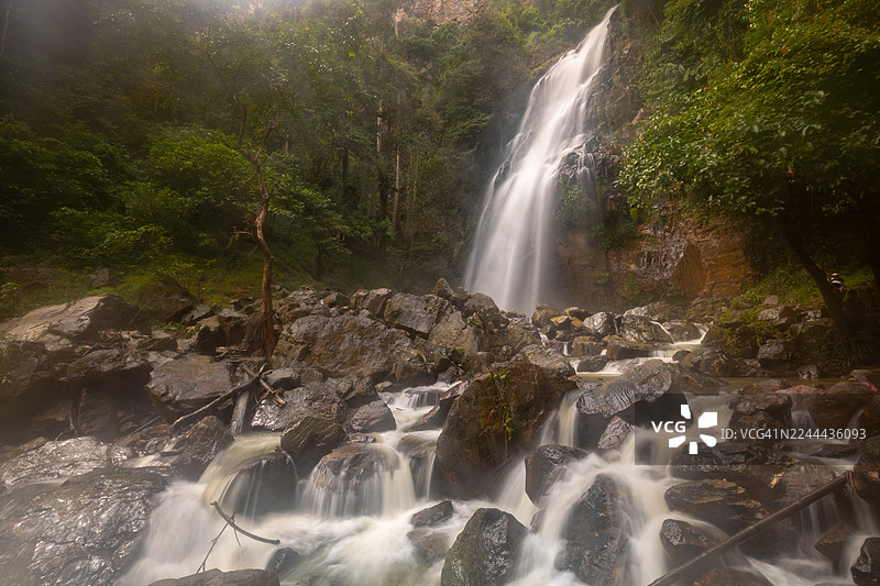 扎兰迪·帕拉·基亚特·普密蓬·阿杜德国王瀑布，艾耶温，勿洞。[也拉，泰国]图片素材