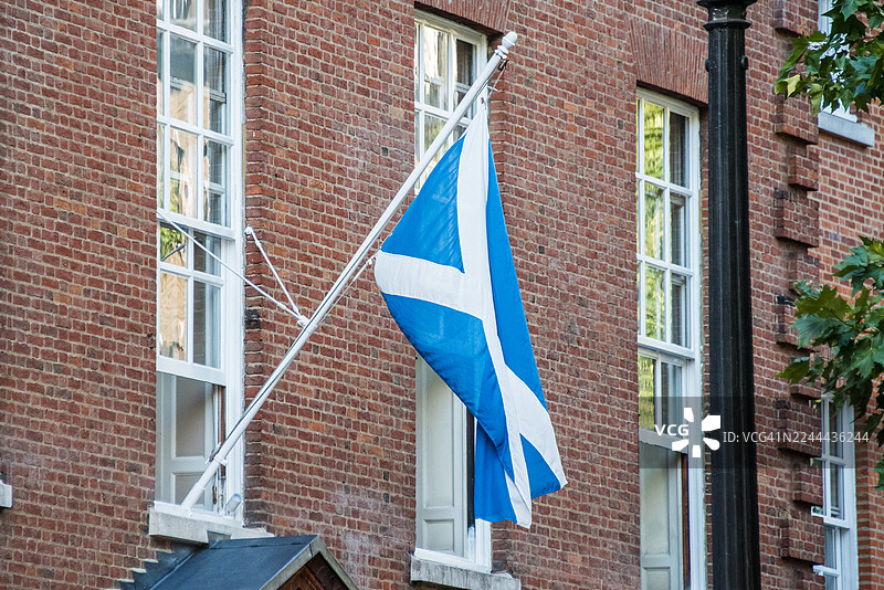 伦敦贝尔格拉维亚砖砌联排别墅上的苏格兰圣安德鲁十字旗图片素材