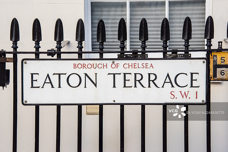 伊顿露台SW1铁栏杆上的街道铭牌，切尔西区，伦敦图片素材