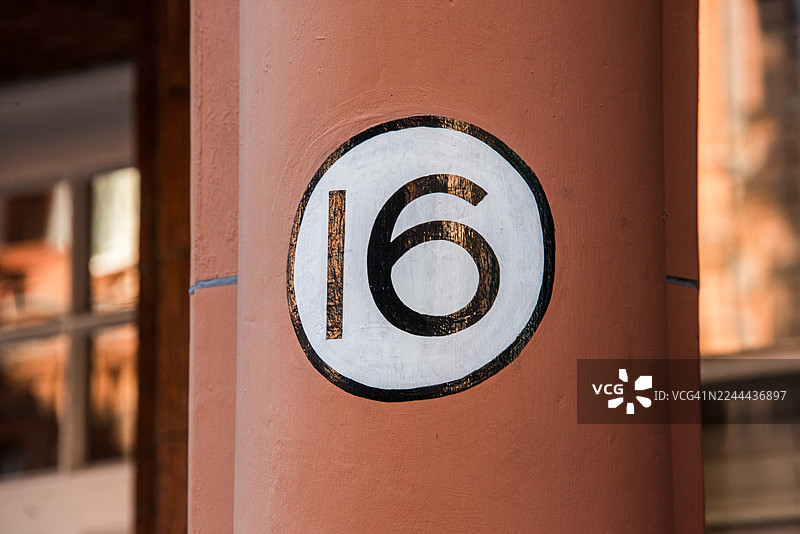 伦敦切尔西斯隆花园石柱上的16号圆形徽章图片素材