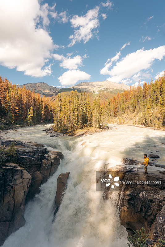 一位女士在贾斯珀国家公园欣赏壮观的阿萨巴斯卡瀑布图片素材