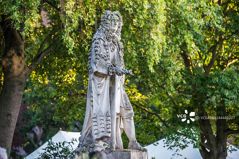 西蒙·史密斯（Simon Smith）创作、赖斯布拉克（Rysbrack）之后（2014年）的汉斯·斯隆爵士雕像，位于切尔西药用植物园。图片素材