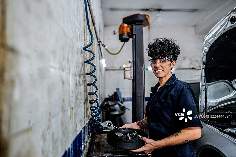 机械师女子在修理车间工作的肖像图片素材