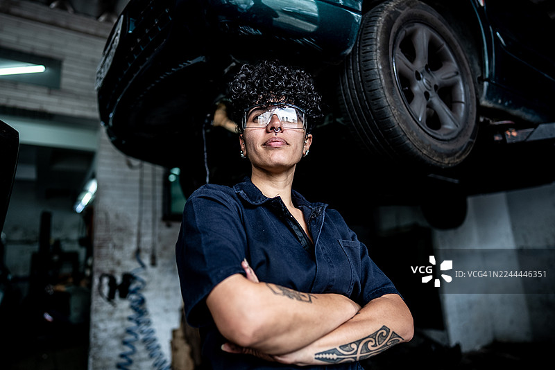 女机械师在维修店里若有所思图片素材