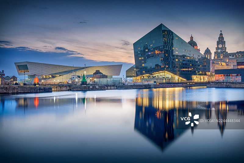 日落时分的利物浦皇家阿尔伯特码头，远眺利物浦博物馆和露天眼画廊图片素材