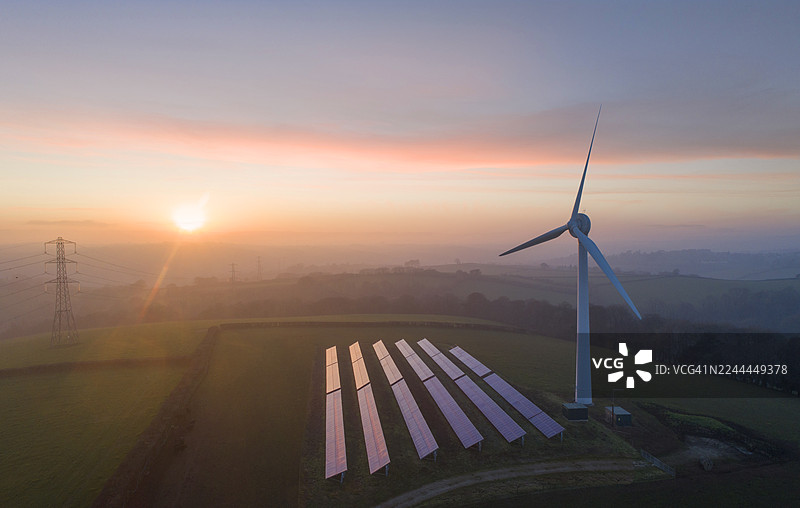 乡村风光中的风力发电机和太阳能电池板图片素材