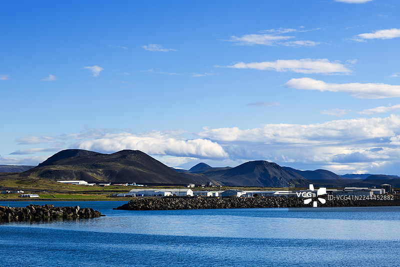 雷克雅未克海滨、海湾和远处的山脉图片素材