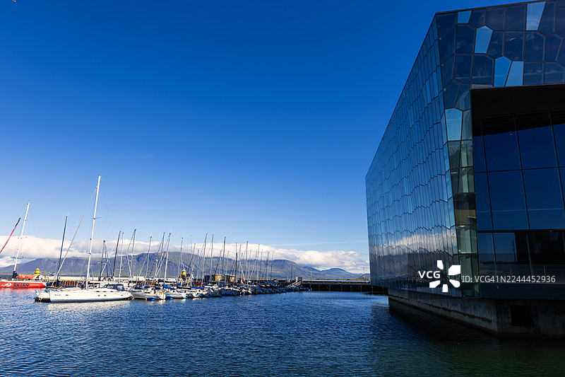 冰岛夏季的哈帕音乐厅和会议中心图片素材