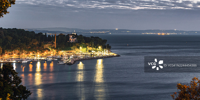 意大利的里雅斯特附近村庄的晚霞图片素材