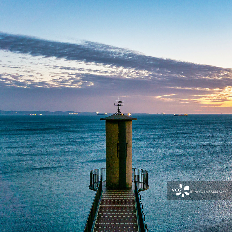 海岸瞭望塔上的日落海景图片素材