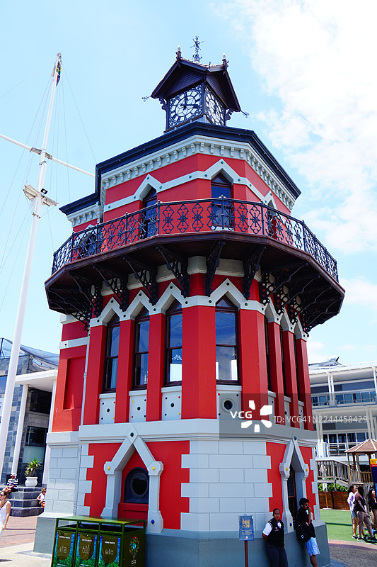 南非开普敦，色彩缤纷的海滨钟楼和人群图片素材