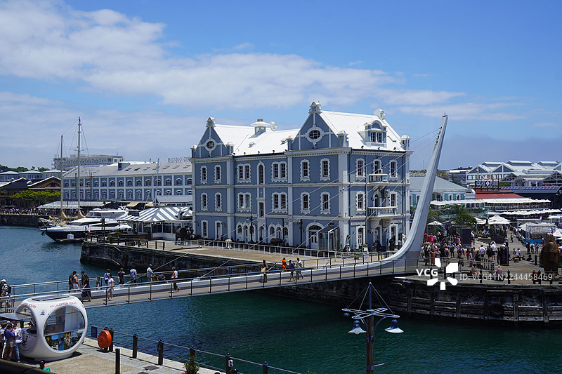 南非开普敦新港船长办公室大楼和摇摆桥图片素材