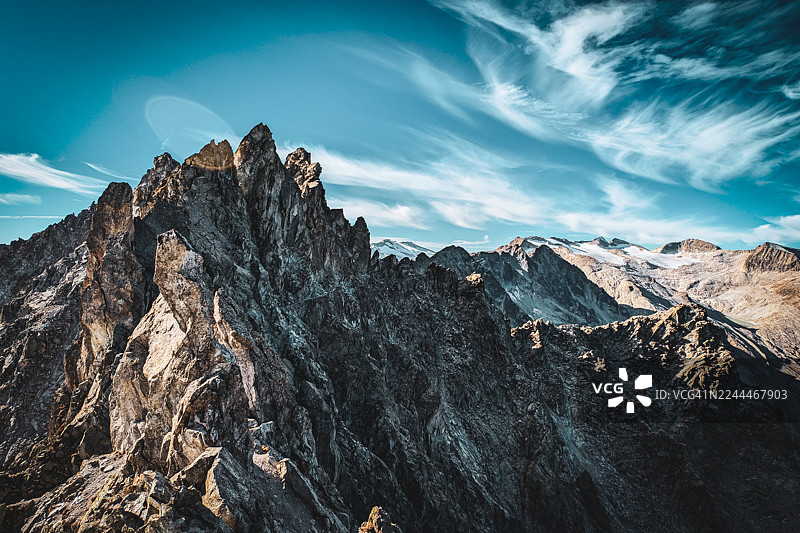 蔚蓝天空下的高山岩峰图片素材