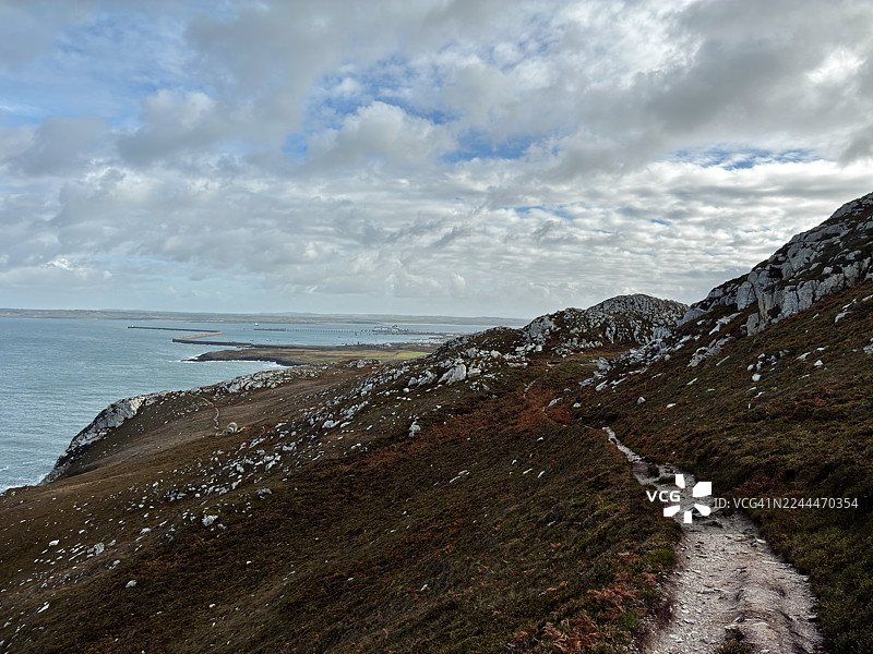 穿过防波堤乡村公园的海岸小径图片素材