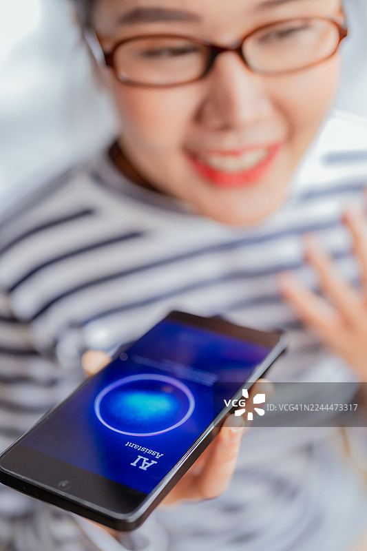 特写女性双手在屏幕上，她面带微笑，AI助手智能代理和视觉系统提供智能答案，无缝地帮助她组织和规划有用的错误数据，展示了现代生活方式的融合。图片素材