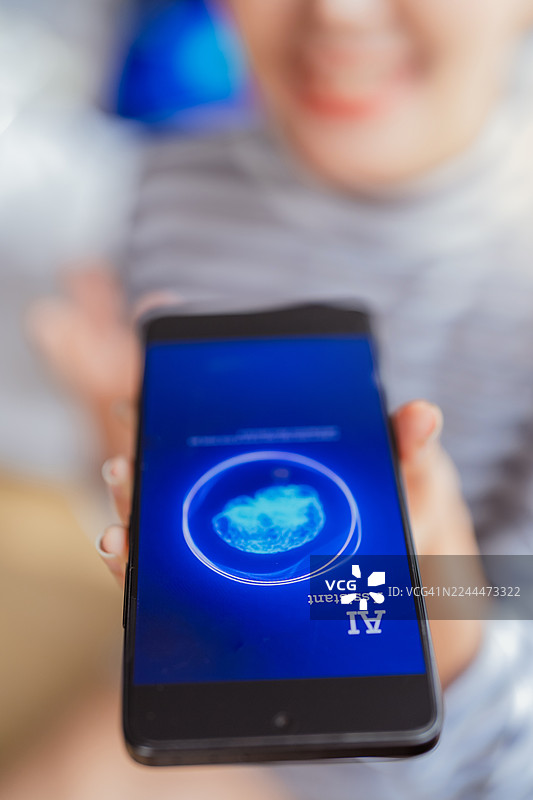 特写女性手部操作屏幕，她微笑着，AI助手智能代理和视觉系统正在提供智能答案，无缝地帮助她整理和规划有用的错误数据，展示了现代生活方式的融合图片素材