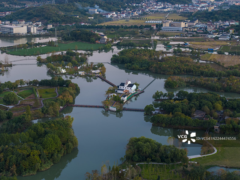 洪水过后，房屋和树木的航拍景象图片素材