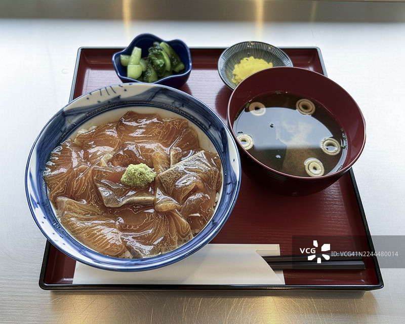 酱油腌制魬鱼盖饭套餐图片素材