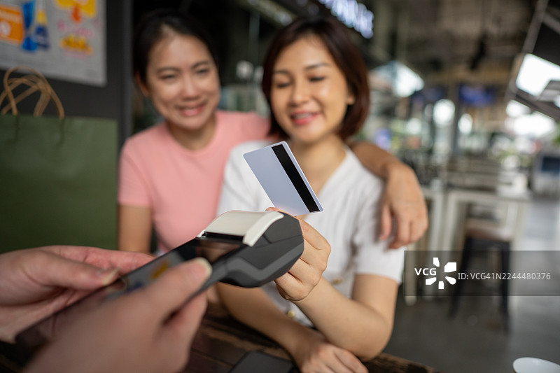 早午餐、账单和情感交流图片素材