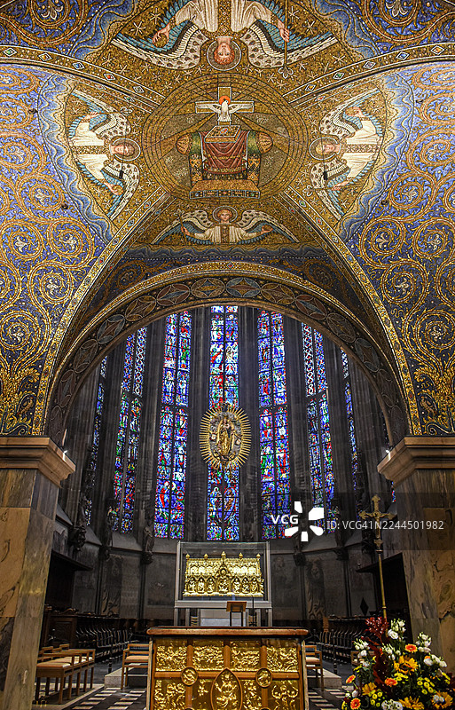 德国北莱茵-威斯特法伦州亚琛，查理曼大帝（Charlemagne）金墓上方亚琛大教堂（又称“皇帝大教堂”）的中世纪马赛克装饰图片素材