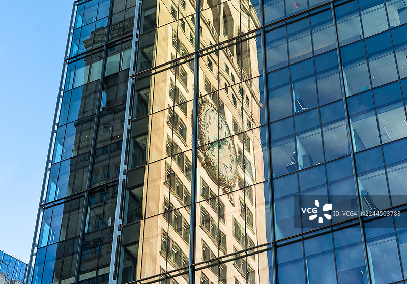 钟楼倒映在玻璃幕墙上图片素材