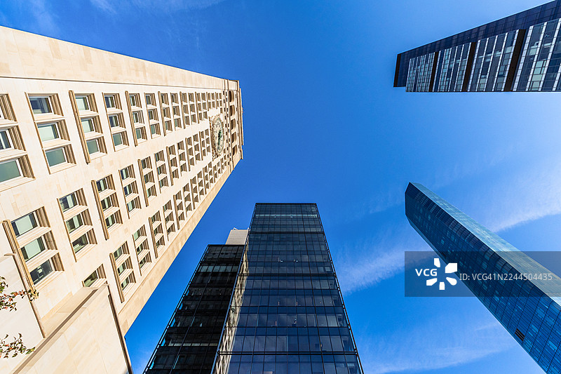 仰望熨斗区大楼图片素材