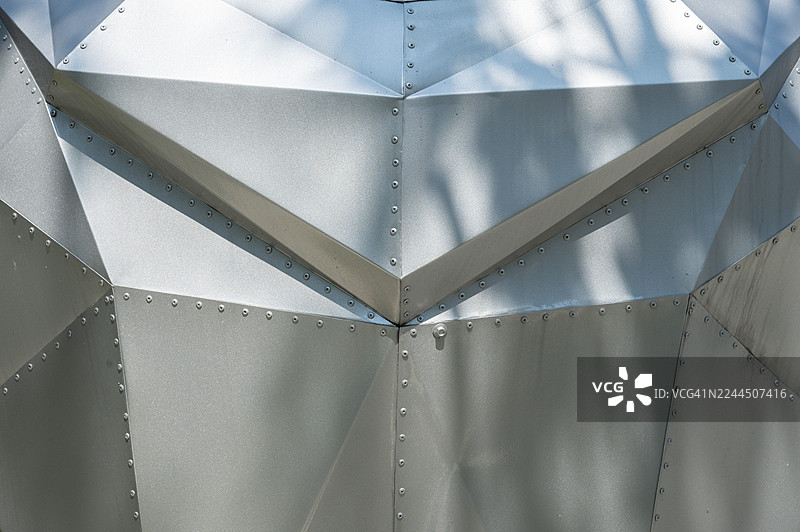 一个银色物体，上面有很多金属碎片图片素材