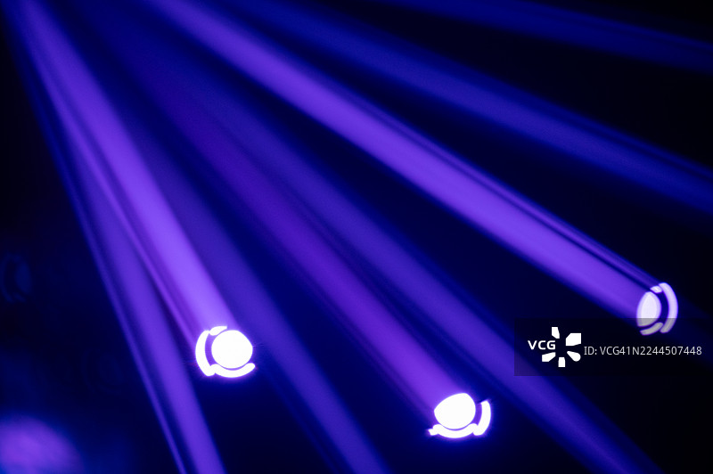 抽象的紫色激光束以图案形式交叉图片素材
