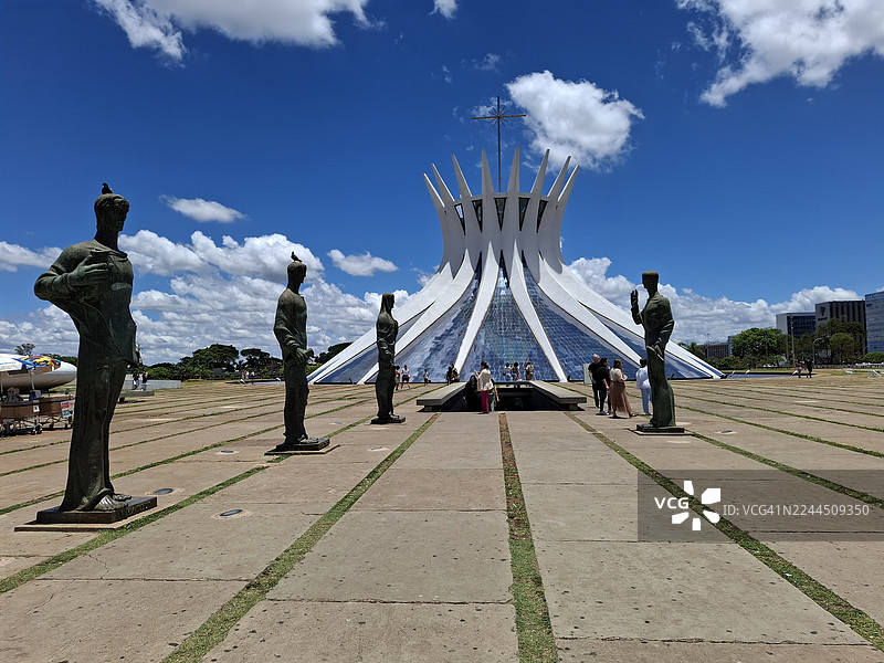 巴西利亚大都会圣母阿帕雷西达主教座堂（葡萄牙语：Catedral Metropolitana Nossa Senhora Aparecida），又称巴西利亚大教堂，由巴西建筑师奥斯卡·尼迈耶设计，其主立面的景观。图片素材