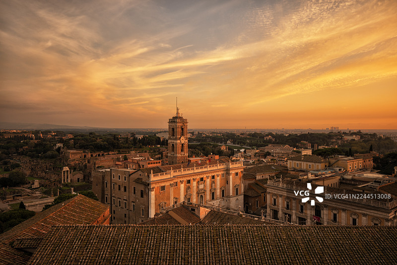 意大利罗马，日落时分卡比托利欧山和参议院宫的鸟瞰图图片素材