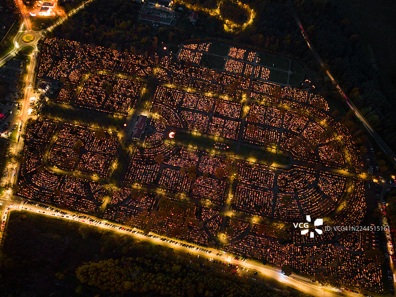 波兰格利维采中央公墓的诸圣节——成千上万支蜡烛的傍晚航拍景观图片素材