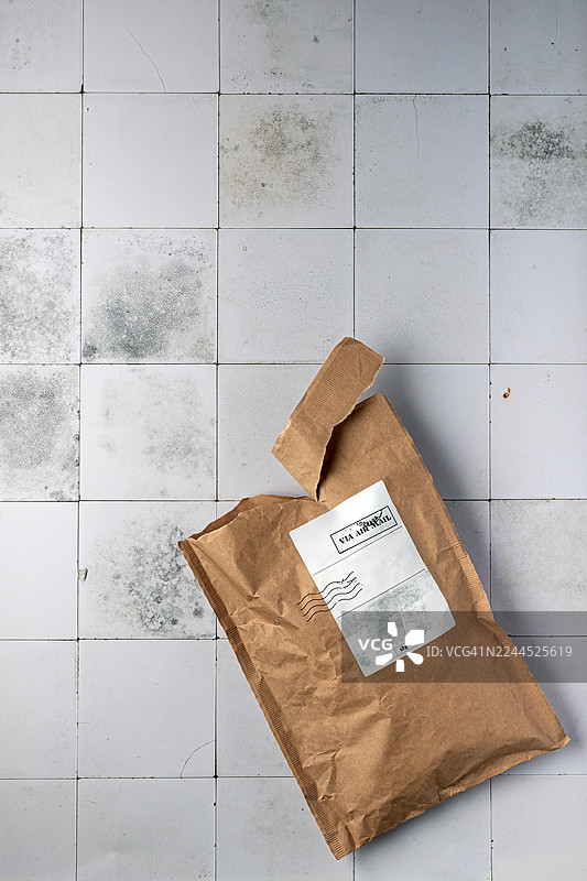 瓷砖地板上打开的填充式信封图片素材