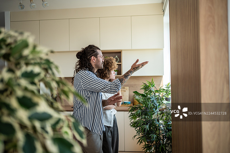 一对夫妇在厨房讨论新家室内设计理念图片素材