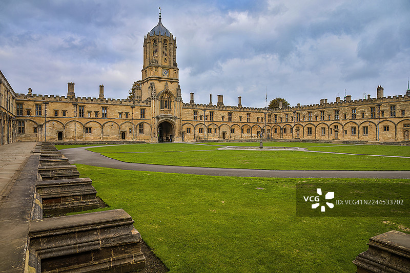 从汤姆四方庭院看到的汤姆塔，位于英国牛津郡牛津基督教堂学院图片素材