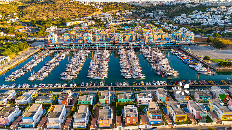 葡萄牙阿尔加维阿尔布费拉码头的鸟瞰图图片素材