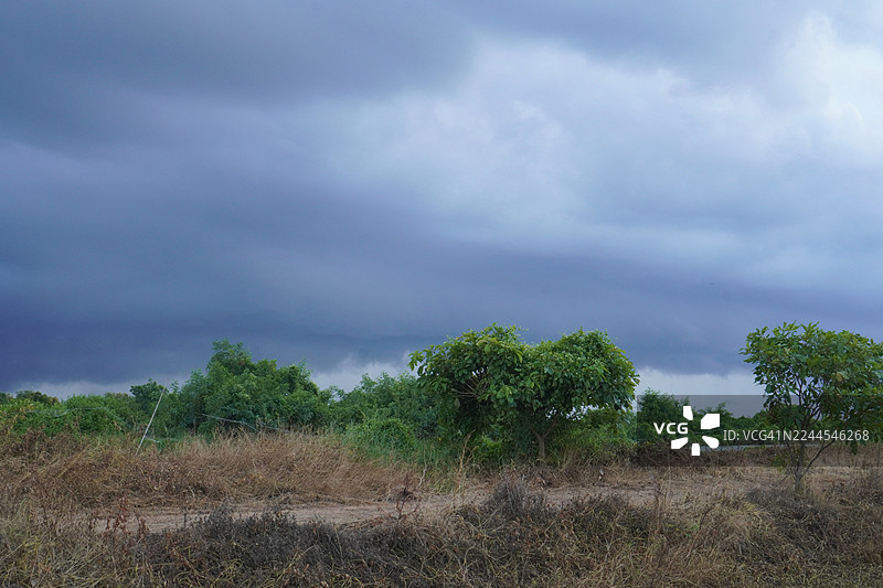 蓝天白云田野自然背景图片素材