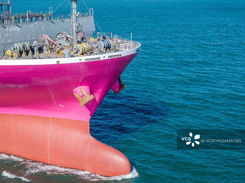 无人机俯瞰深圳海域一艘粉色集装箱船航行图片素材
