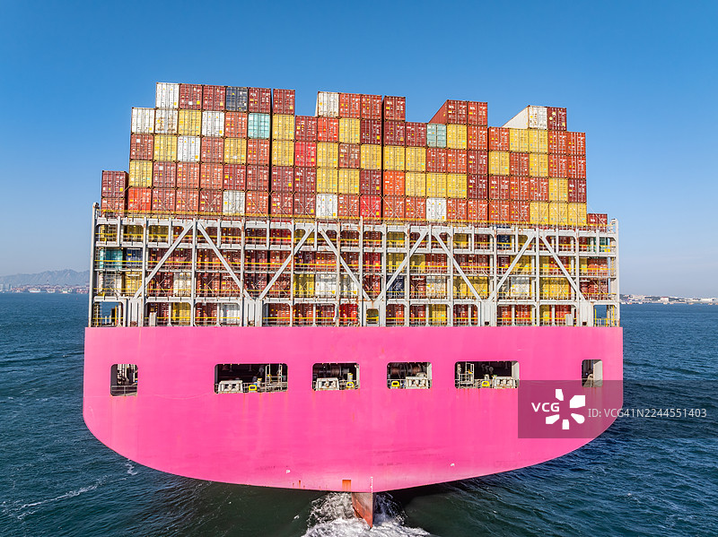 无人机视角拍摄的粉色集装箱船在深圳海面航行图片素材