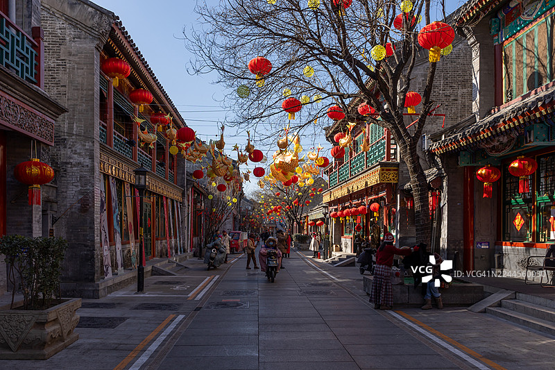 中国北京，春节将至，中国传统文化元素红灯笼喜迎新春。图片素材